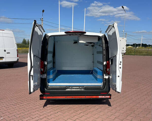 Белый Мерседес Вито, объемом двигателя 2.1 л и пробегом 256 тыс. км за 18900 $, фото 17 на Automoto.ua