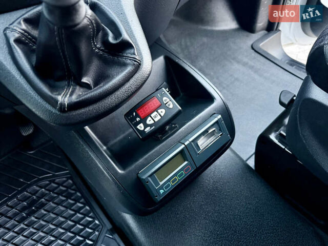 Белый Мерседес Вито, объемом двигателя 2.2 л и пробегом 235 тыс. км за 21800 $, фото 28 на Automoto.ua