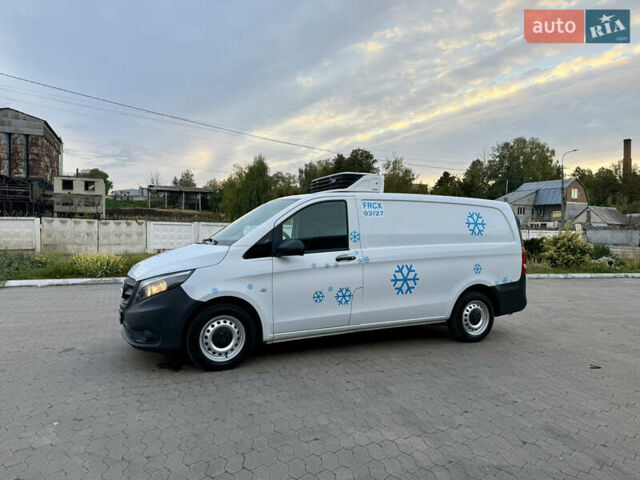 Белый Мерседес Вито, объемом двигателя 2.2 л и пробегом 235 тыс. км за 21800 $, фото 2 на Automoto.ua