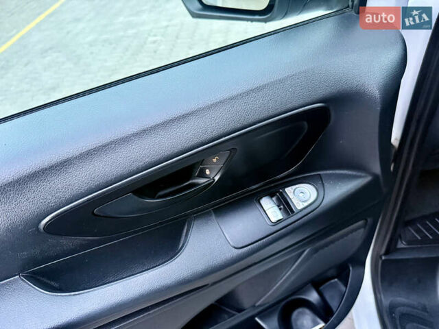 Белый Мерседес Вито, объемом двигателя 2.2 л и пробегом 235 тыс. км за 21800 $, фото 22 на Automoto.ua