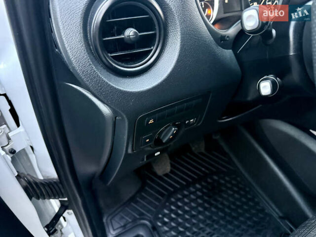 Белый Мерседес Вито, объемом двигателя 2.2 л и пробегом 235 тыс. км за 21800 $, фото 24 на Automoto.ua