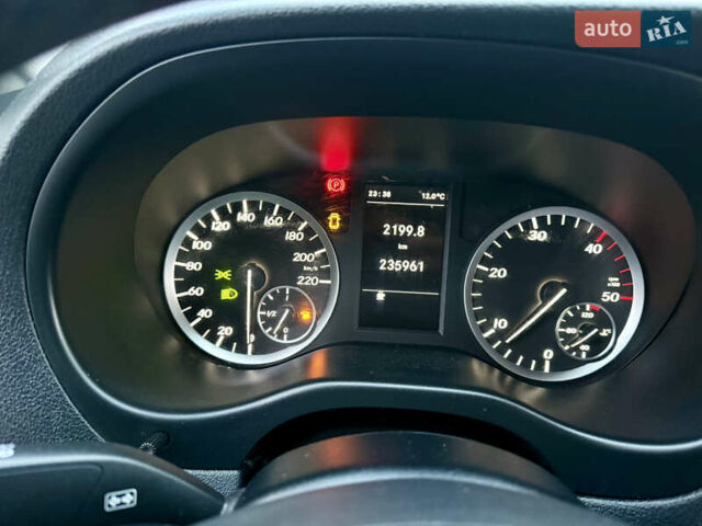 Белый Мерседес Вито, объемом двигателя 2.2 л и пробегом 235 тыс. км за 21800 $, фото 26 на Automoto.ua