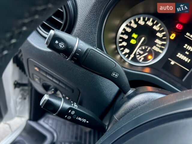 Белый Мерседес Вито, объемом двигателя 2.2 л и пробегом 235 тыс. км за 21800 $, фото 25 на Automoto.ua