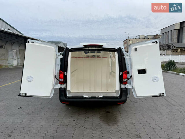 Белый Мерседес Вито, объемом двигателя 2.2 л и пробегом 235 тыс. км за 21800 $, фото 16 на Automoto.ua