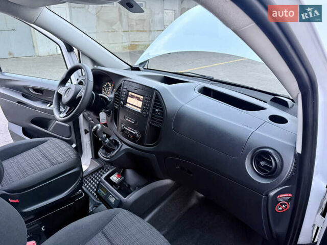 Белый Мерседес Вито, объемом двигателя 2.2 л и пробегом 235 тыс. км за 21800 $, фото 33 на Automoto.ua