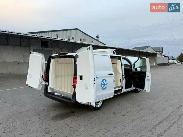 Белый Мерседес Вито, объемом двигателя 2.2 л и пробегом 235 тыс. км за 21800 $, фото 17 на Automoto.ua