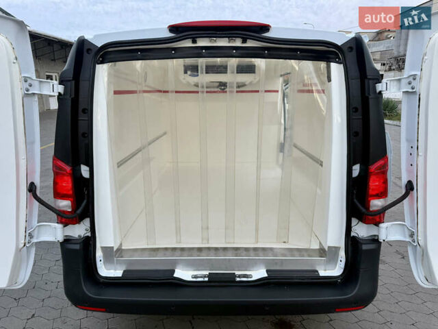 Белый Мерседес Вито, объемом двигателя 2.2 л и пробегом 235 тыс. км за 21800 $, фото 37 на Automoto.ua