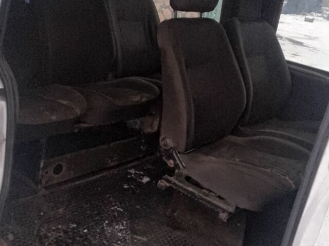 Белый Мерседес Вито, объемом двигателя 2.2 л и пробегом 56 тыс. км за 1500 $, фото 4 на Automoto.ua