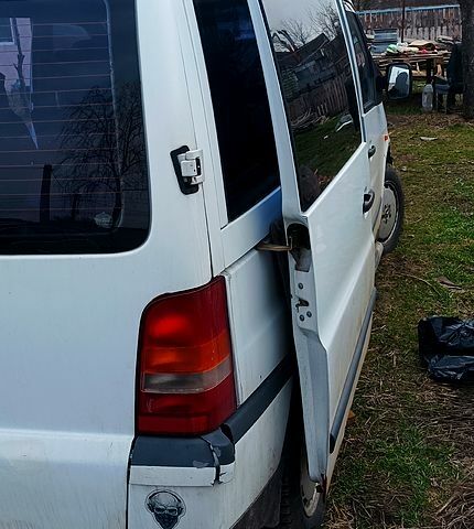 Білий Мерседес Віто, об'ємом двигуна 23 л та пробігом 373 тис. км за 3777 $, фото 2 на Automoto.ua