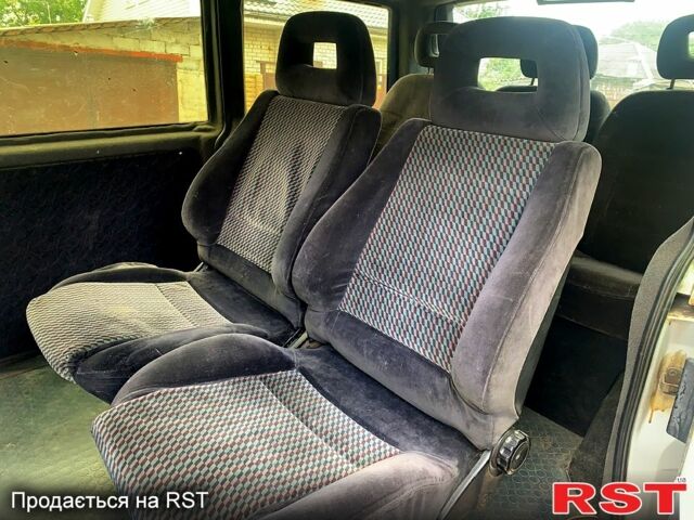 Белый Мерседес Вито, объемом двигателя 2.3 л и пробегом 276 тыс. км за 3000 $, фото 5 на Automoto.ua