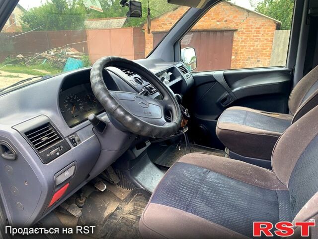 Белый Мерседес Вито, объемом двигателя 2.3 л и пробегом 276 тыс. км за 3000 $, фото 3 на Automoto.ua