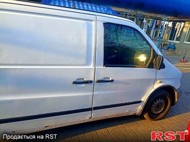 Білий Мерседес Віто, об'ємом двигуна 2.2 л та пробігом 350 тис. км за 2700 $, фото 7 на Automoto.ua