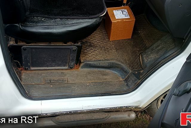 Білий Мерседес Віто, об'ємом двигуна 23 л та пробігом 373 тис. км за 3777 $, фото 8 на Automoto.ua