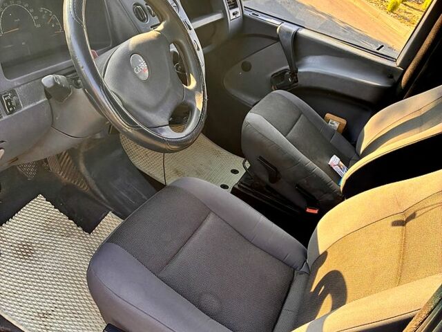 Белый Мерседес Вито, объемом двигателя 2.1 л и пробегом 350 тыс. км за 2900 $, фото 4 на Automoto.ua