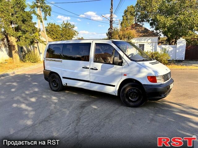 Белый Мерседес Вито, объемом двигателя 2.1 л и пробегом 350 тыс. км за 2900 $, фото 1 на Automoto.ua