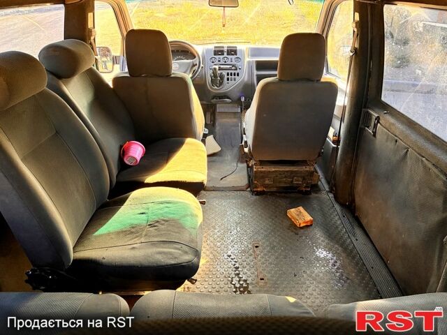 Белый Мерседес Вито, объемом двигателя 2.1 л и пробегом 350 тыс. км за 2900 $, фото 5 на Automoto.ua