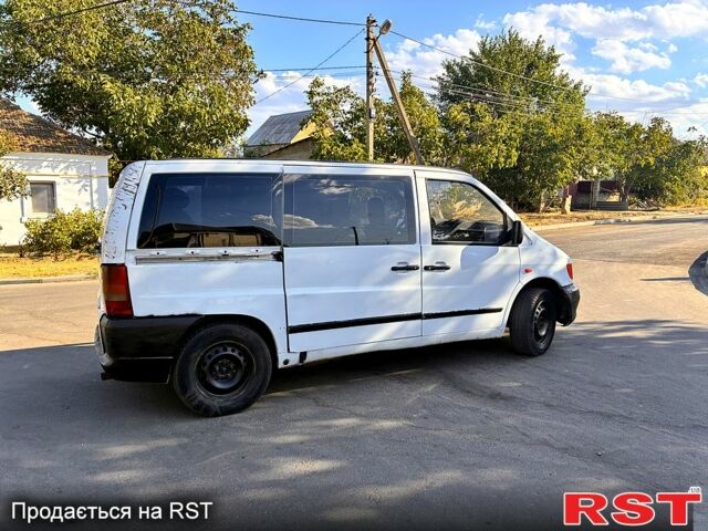 Белый Мерседес Вито, объемом двигателя 2.1 л и пробегом 350 тыс. км за 2900 $, фото 3 на Automoto.ua