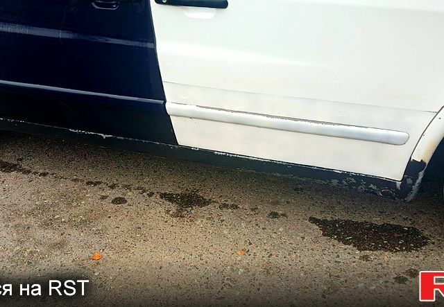 Белый Мерседес Вито, объемом двигателя 2.2 л и пробегом 300 тыс. км за 3000 $, фото 1 на Automoto.ua