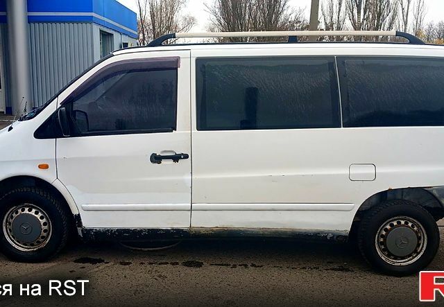 Белый Мерседес Вито, объемом двигателя 2.2 л и пробегом 300 тыс. км за 3000 $, фото 4 на Automoto.ua