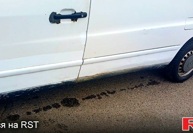 Белый Мерседес Вито, объемом двигателя 2.2 л и пробегом 300 тыс. км за 3000 $, фото 5 на Automoto.ua