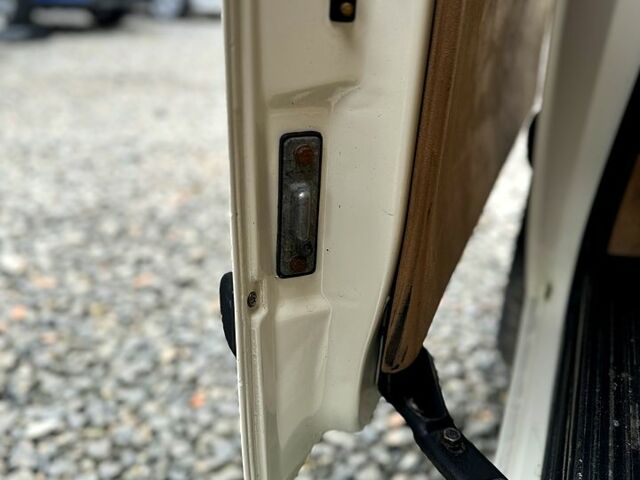 Белый Мерседес Вито, объемом двигателя 2.2 л и пробегом 375 тыс. км за 6000 $, фото 10 на Automoto.ua