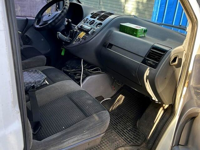 Белый Мерседес Вито, объемом двигателя 2.2 л и пробегом 400 тыс. км за 5500 $, фото 5 на Automoto.ua