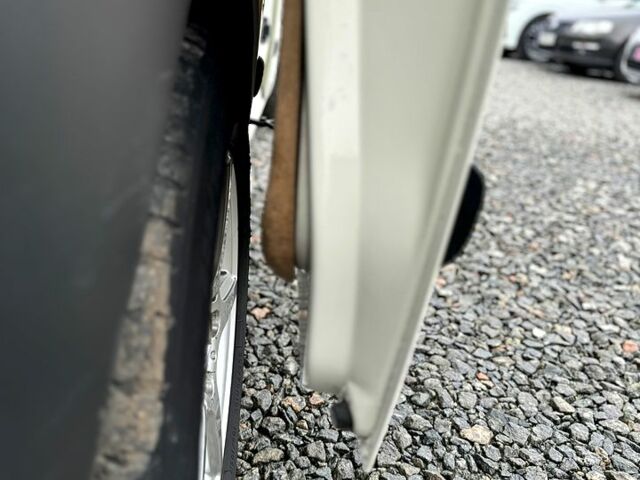 Белый Мерседес Вито, объемом двигателя 2.2 л и пробегом 375 тыс. км за 6000 $, фото 12 на Automoto.ua