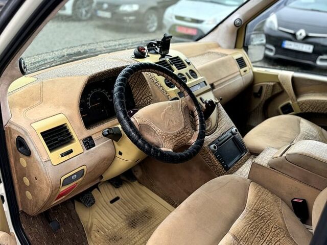 Белый Мерседес Вито, объемом двигателя 2.2 л и пробегом 375 тыс. км за 6000 $, фото 4 на Automoto.ua