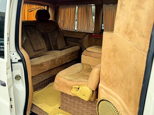 Белый Мерседес Вито, объемом двигателя 2.2 л и пробегом 375 тыс. км за 6000 $, фото 5 на Automoto.ua