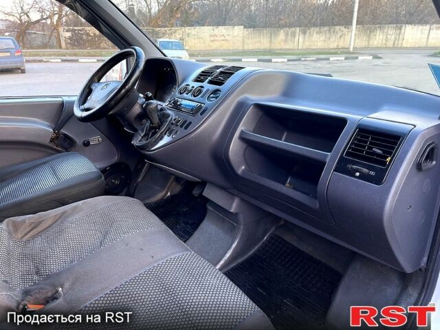 Белый Мерседес Вито, объемом двигателя 2.1 л и пробегом 357 тыс. км за 5500 $, фото 7 на Automoto.ua