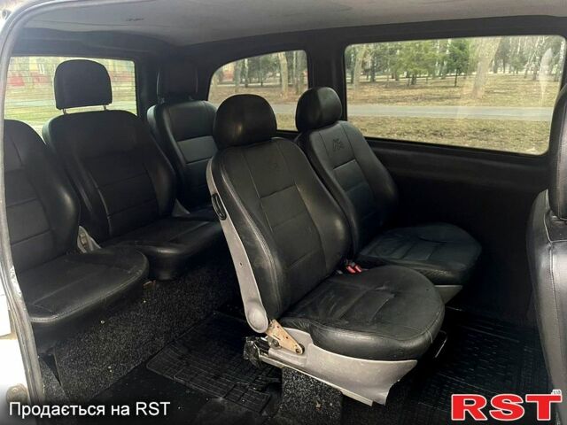 Белый Мерседес Вито, объемом двигателя 2.2 л и пробегом 240 тыс. км за 7200 $, фото 3 на Automoto.ua