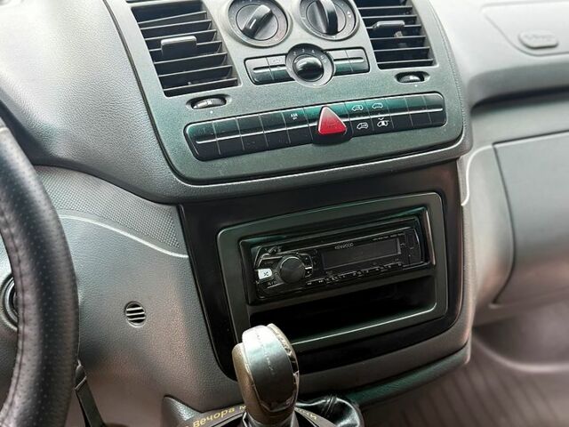 Белый Мерседес Вито, объемом двигателя 2.1 л и пробегом 370 тыс. км за 6300 $, фото 7 на Automoto.ua