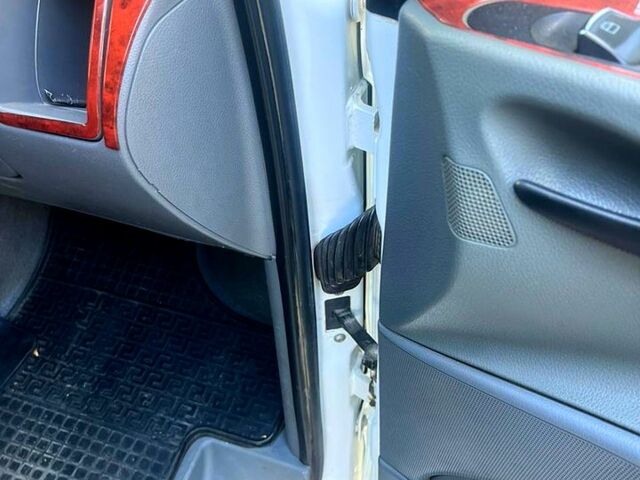 Мерседес Вито 2006 в Одессе на Automoto.ua Белый Мерседес Вито, объемом двигателя 2.1 л и пробегом 330 тыс. км за 8500 $, фото 8 на Automoto.ua