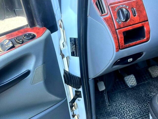 Мерседес Вито 2006 в Одессе на Automoto.ua Белый Мерседес Вито, объемом двигателя 2.1 л и пробегом 330 тыс. км за 8500 $, фото 12 на Automoto.ua