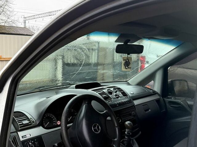 Белый Мерседес Вито, объемом двигателя 2.2 л и пробегом 200 тыс. км за 7100 $, фото 1 на Automoto.ua