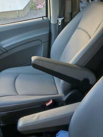 Бежевый Мерседес Вито, объемом двигателя 2.15 л и пробегом 592 тыс. км за 15000 $, фото 6 на Automoto.ua