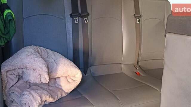 Бежевый Мерседес Вито, объемом двигателя 2.15 л и пробегом 592 тыс. км за 15000 $, фото 5 на Automoto.ua