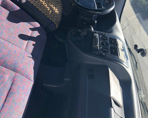 Черный Мерседес Вито, объемом двигателя 2.3 л и пробегом 298 тыс. км за 2800 $, фото 10 на Automoto.ua