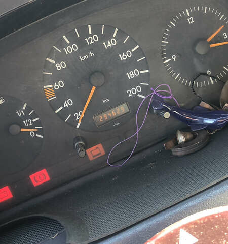 Черный Мерседес Вито, объемом двигателя 2.3 л и пробегом 298 тыс. км за 2800 $, фото 14 на Automoto.ua