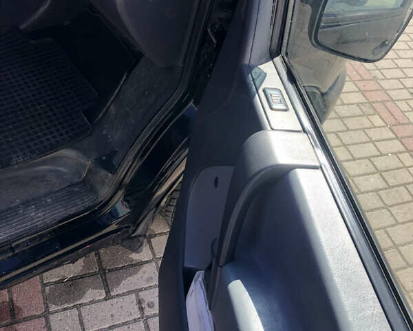 Черный Мерседес Вито, объемом двигателя 2.3 л и пробегом 298 тыс. км за 2800 $, фото 9 на Automoto.ua