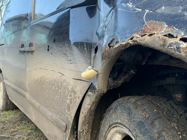 Черный Мерседес Вито, объемом двигателя 2.2 л и пробегом 563 тыс. км за 1600 $, фото 3 на Automoto.ua