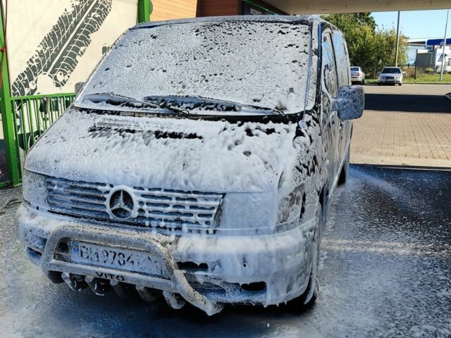 Черный Мерседес Вито, объемом двигателя 2.1 л и пробегом 295 тыс. км за 4200 $, фото 1 на Automoto.ua