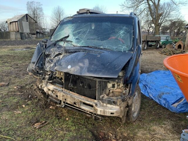 Черный Мерседес Вито, объемом двигателя 2.2 л и пробегом 563 тыс. км за 1600 $, фото 1 на Automoto.ua