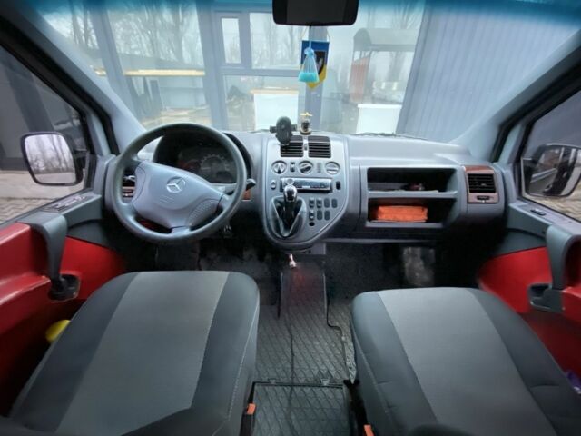 Черный Мерседес Вито, объемом двигателя 2.2 л и пробегом 200 тыс. км за 4300 $, фото 7 на Automoto.ua