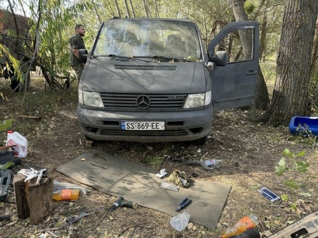 Черный Мерседес Вито, объемом двигателя 0 л и пробегом 30 тыс. км за 1100 $, фото 1 на Automoto.ua