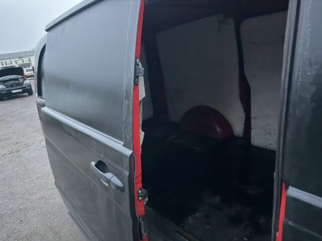 Черный Мерседес Вито, объемом двигателя 2.2 л и пробегом 216 тыс. км за 3500 $, фото 8 на Automoto.ua