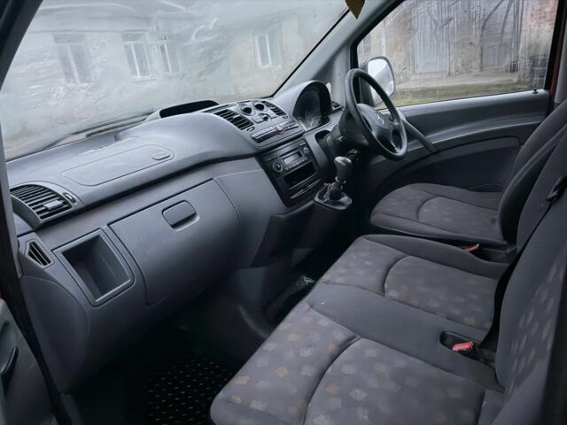 Черный Мерседес Вито, объемом двигателя 2.2 л и пробегом 216 тыс. км за 3500 $, фото 7 на Automoto.ua