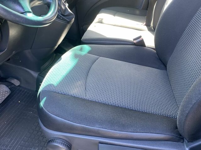 Черный Мерседес Вито, объемом двигателя 2.1 л и пробегом 140 тыс. км за 13500 $, фото 5 на Automoto.ua