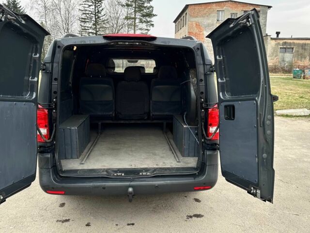 Черный Мерседес Вито, объемом двигателя 1.6 л и пробегом 111 тыс. км за 15000 $, фото 9 на Automoto.ua