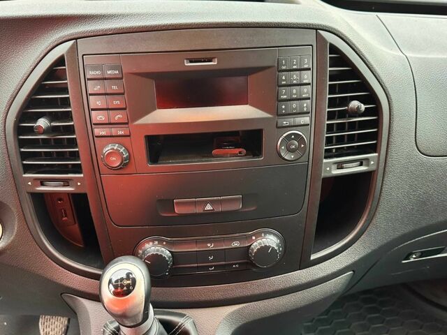 Черный Мерседес Вито, объемом двигателя 1.6 л и пробегом 111 тыс. км за 15000 $, фото 17 на Automoto.ua